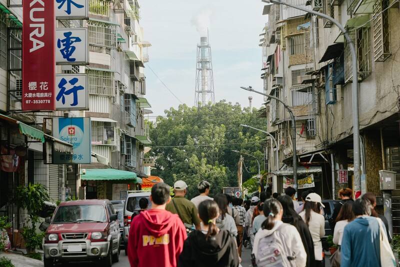 高雄市中山大學環境社會學課程與地球公民基金會合作，帶學生走出教室，深入踏訪高雄後勁、大社、仁武等工業區鄰近社區。（中山大學提供）