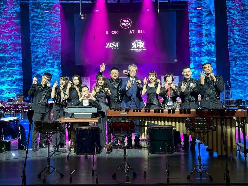 朱宗慶打擊樂團受邀斯洛維尼亞BUMfest國際打擊樂節（BUMfest International Percussion Groups Festival）演出，駐奧地利代表劉玄詠（右5）25日也特別來為樂團加油打氣。（朱宗慶打擊樂團提供） 中央社記者趙靜瑜傳真