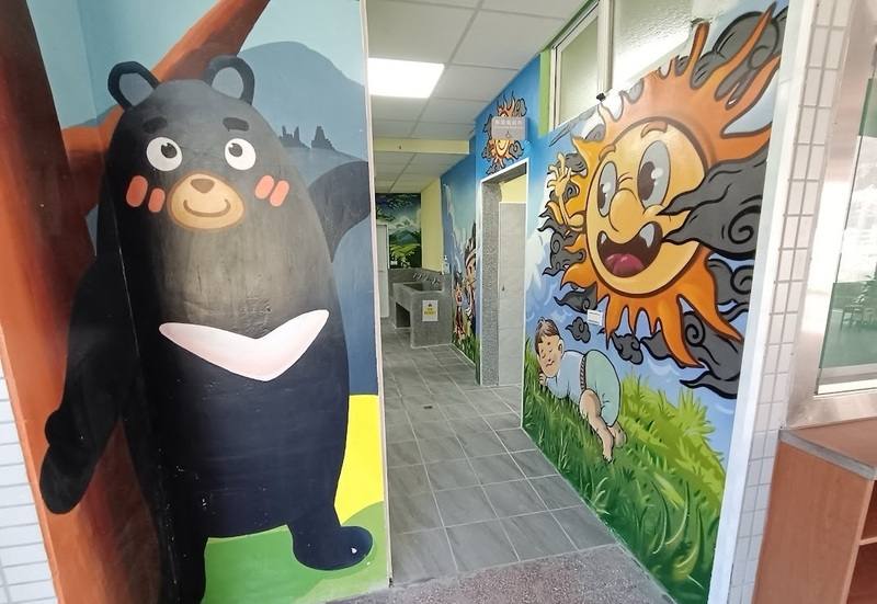 高雄市桃源區2024年遭颱風凱米重創，桃源國中首當其衝，大量土石流灌入校園，在教育部與高雄市政府教育局經費支持下，斥資近新台幣2000萬元進行整修。圖為校內整修後的廁所。（高雄市政府教育局提供）