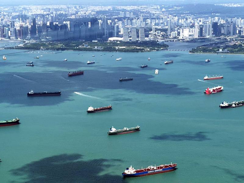 全球供應鏈重組，國際貿易樞紐新加坡對台灣雙邊經貿活動受矚。圖為從空中俯瞰新加坡周邊海域，可見眾多貿易船舶穿梭航道。中央社記者吳昇鴻新加坡攝