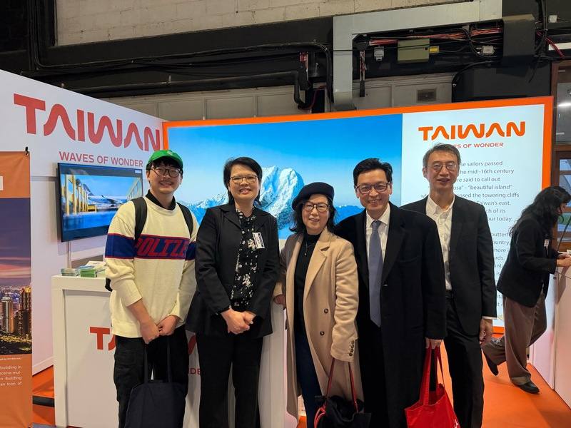 愛爾蘭旅遊產業盛會「都柏林國際旅展」23至25日舉行，駐愛爾蘭代表唐殿文（右2）及都柏林中文學校校長劉淑慧（左2）現身推廣台灣觀光旅遊。（駐愛爾蘭代表處提供）