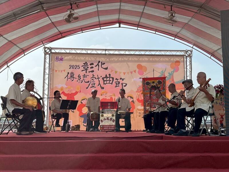 彰化縣文化局推動傳統音樂戲曲傳習計畫，辦理研習課程，即起開放報名，學員在期末課程結束前，也有機會參與文化局舉辦各項傳統戲曲展演活動及聯合成果發表會，實際站上舞台演出。（彰縣文化局提供）