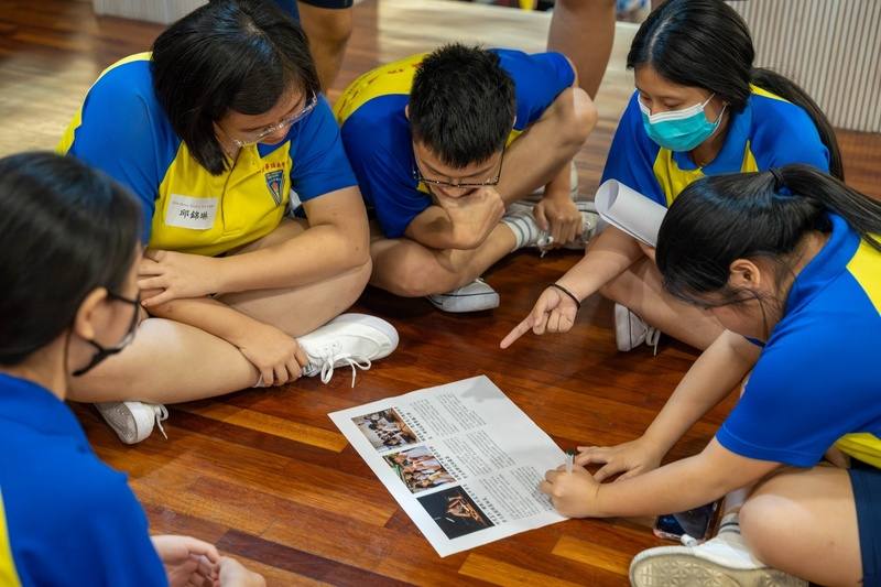 台師大國際服務團前往馬來西亞服務，並於巴生中華獨立中學舉辦「媒體素養工作坊」，協助學生建立查證習慣與風險判讀能力。（台師大提供）