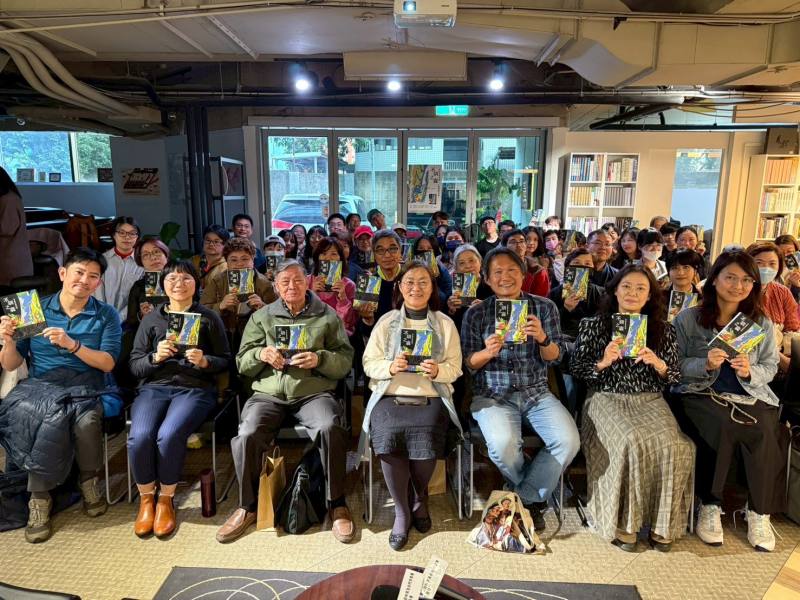 《不馴之森——雙流林業紀事》新書發表會大合照。(農業部林業及自然保育署提供)