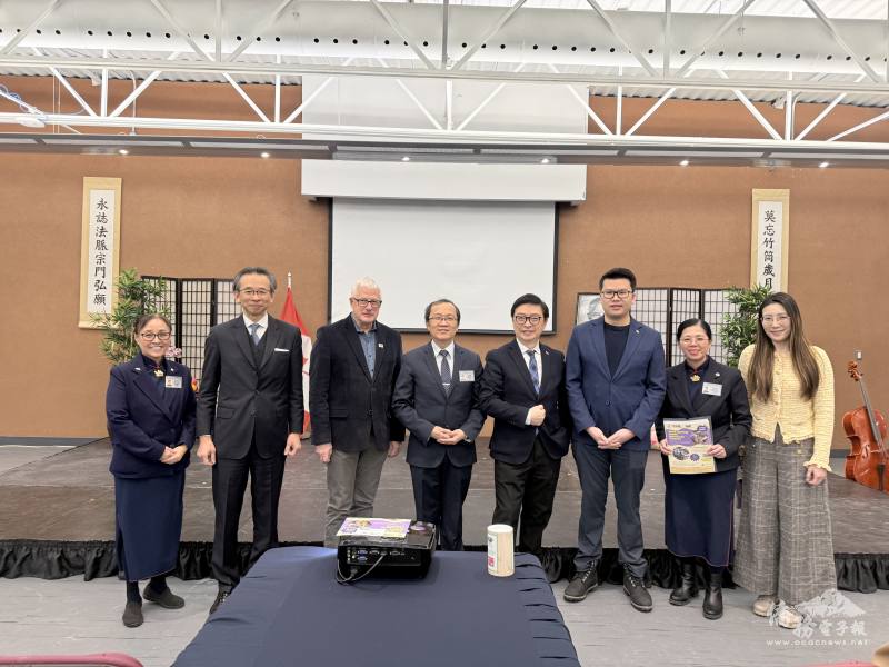 梁毅鵬 (左2) 、列治文山市市長David West(左3)、慈濟加東分會執行長朱啓誠(左4)、國會議員Vincent Ho(右3)、安大略省議員Bill Pang(右4) 、黃淑珍(右2) 、萬錦市議員李思韻(右1)支持慈濟社區服務