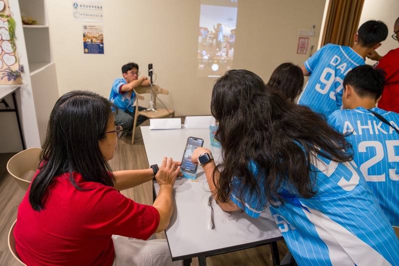 台師大國際服務團前往馬來西亞服務，並舉辦社區服務課程，教導中高齡社區民眾手機AI應用、手機網路防詐觀念、手機攝影功能等。（台師大提供）