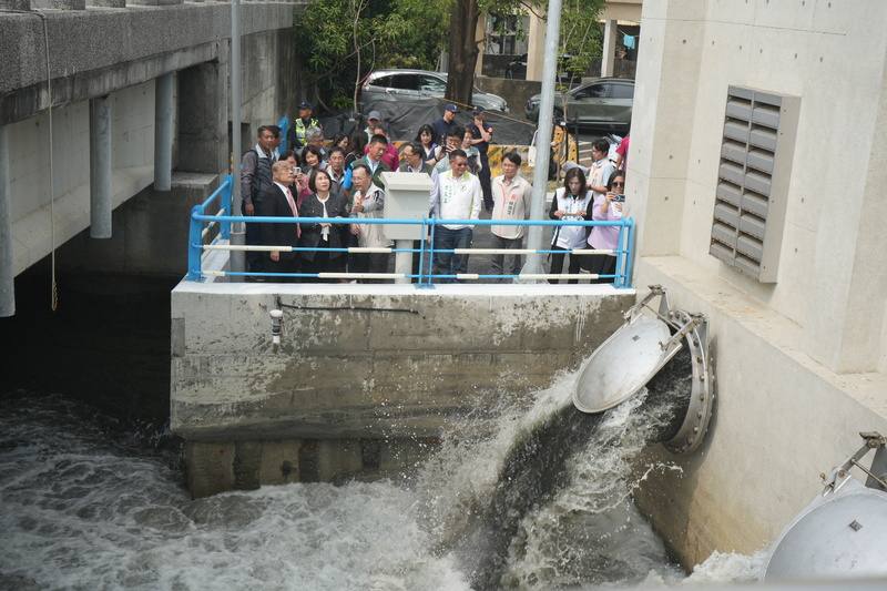 屏東縣新園鄉鹽埔漁港B、C幹線雨水下水道抽水站26日啟用，縣長周春米（前左2）及前行政院長蘇貞昌（前左1）等人視察C幹線抽水站。中央社記者黃郁菁攝
