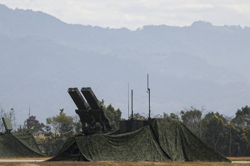 年節將屆，國防部27日舉行民國115年春節加強戰備媒體邀訪活動，陸軍十軍團整合作戰區內陸軍部隊實施地空整體操演，出動陸射劍二飛彈車進行操演。中央社記者鄭清元攝
