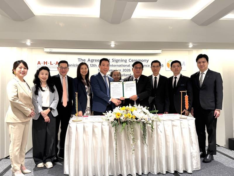 亞洲健康識能學會（AHLA）主席Tuyen Van Duong（左5）與泰國健康識能促進協會（THLA）主席瓦奇拉（Wachira Pengjuntr，右4）26日就第12屆亞洲健康識能國際大會簽署協議，來自台灣的亞洲健康識能學會榮譽理事長張武修（左3）、博士吳玲瑩（左2）、彰化秀傳紀念醫院藥學部組長陳釔菁（左1）、亞洲健康識能學會副理事長莊海華（左4）出席簽署儀式。中央社記者李宗憲曼谷攝