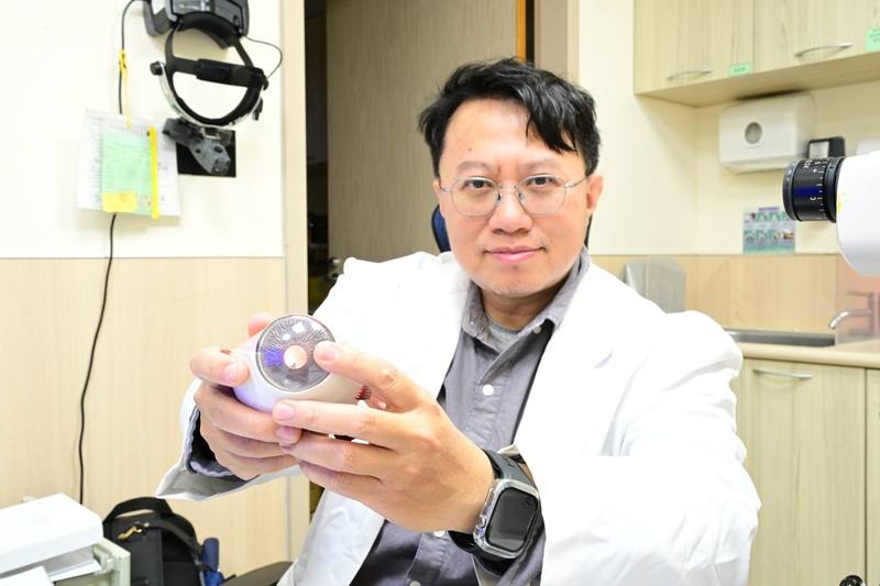 台中有高中生、業務員，因長時間瀏覽手機影片，造成眼睛不適就醫，發現近視度數飆升、假性老花等症狀。亞洲大學附屬醫院一般眼科主任李昇達（圖）提醒「短片視覺症候群」有增加趨勢，若眼睛有異狀，就應就醫檢查。（亞大醫院提供）