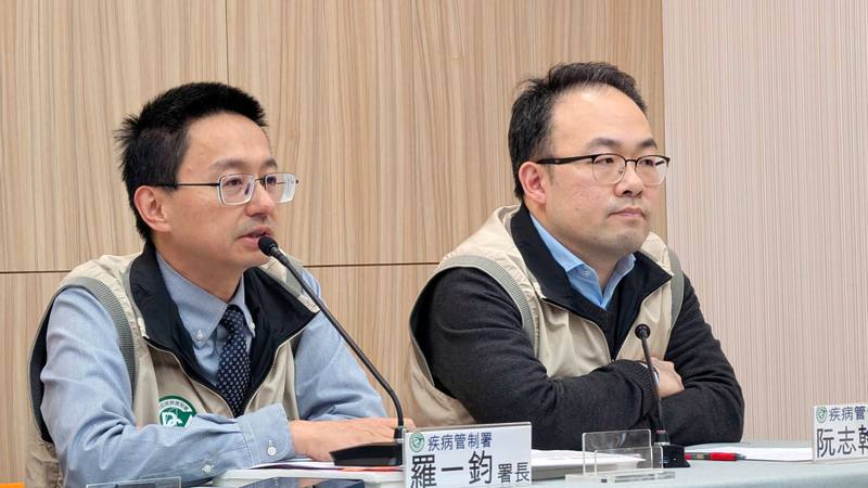 衛福部疾管署長羅一鈞（左）27日表示，國內流感疫情增幅趨緩，就診人次為4年同期新低，春節前是否進入流行期要再觀察，疫情高峰估單週12萬人次就診。中央社記者曾以寧攝