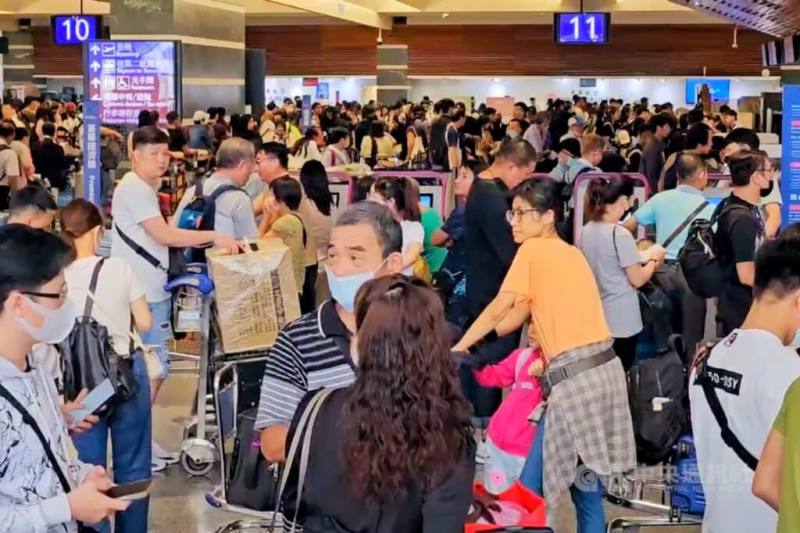 觀光署今天公布，114年出國旅遊人次高達1894萬4436人次，較113年成長12.43%，創歷史新高；114年來台旅客則有857萬4547人次，較113年成長9%。圖為桃園機場航空公司櫃檯前人潮。（中央社檔案照片）