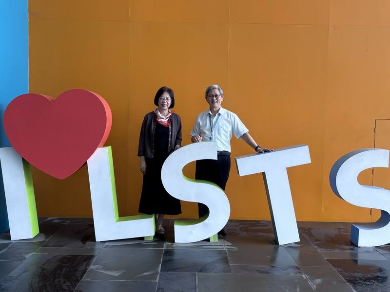 越南丁善理紀念中學總校長陳偉泓（右）與副總校長邱淑娟（左）為台灣教育工作者。他們告訴中央社，學校使命就是培養學生成為「終身學習者」和「全球公民」，盼學生在平衡的環境裡發展和成長。中央社記者曾婷瑄胡志明市攝