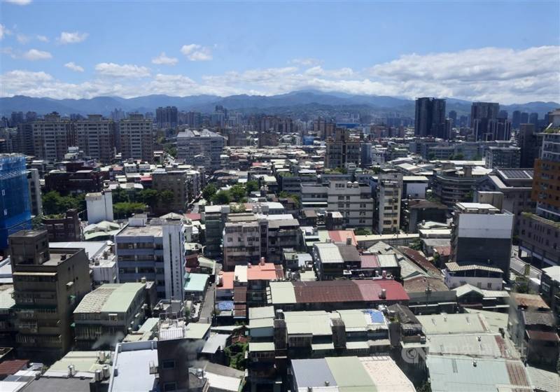 房仲統計內政部資料，2025年全台買賣移轉棟數共26.1萬棟，年減25.5%，移轉棟數創近9年來新低。(中央社檔案照片)