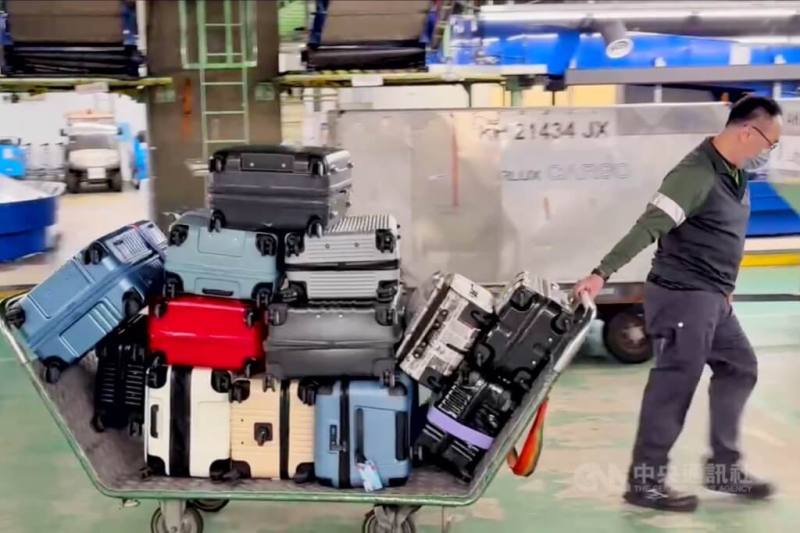 機場行李處理仰賴「自動行李分撿系統」，若無法判讀改由人工處理，可能延誤行李抵達時間。（中央社檔案照片）