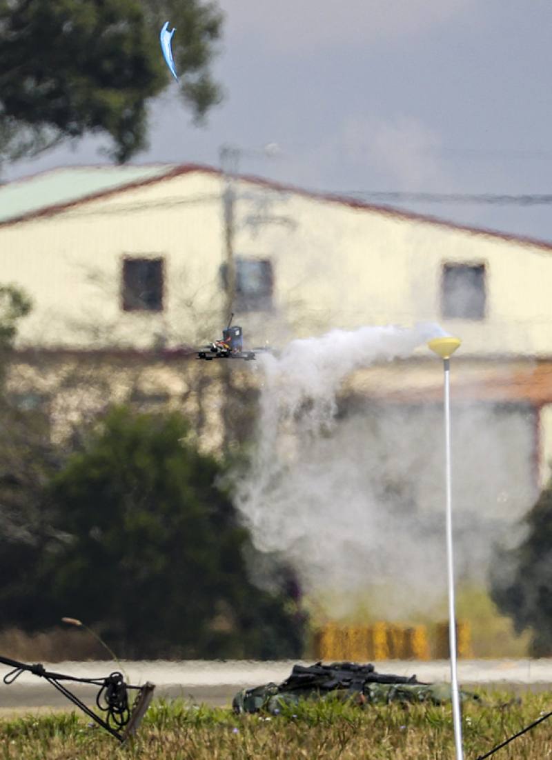陸軍在新社龍翔營區進行戰備操演，現場展現無人機精準操縱撞破標示敵軍所在的氣球，展現精準打擊能力。中央社記者鄭清元攝