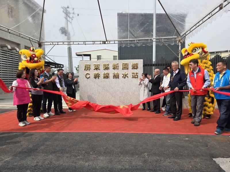 屏東縣新園鄉鹽埔漁港B、C幹線雨水下水道抽水站新建工程完工，26日由屏東縣長周春米（左5）、內政部長劉世芳（右6）及前行政院長蘇貞昌（右5）等人共同揭牌啟用。