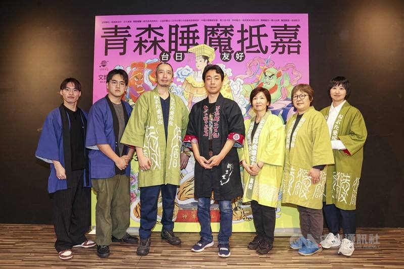 Nebuta artists Hiromi Hayashi (center) and Makoto Suwa (third left) in Taiwan on Monday. CNA photo Jan. 26, 2026