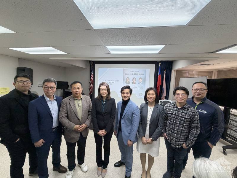 僑務委員温在興與西雅圖台商會、西雅圖青商會及美西北區臺灣大學校友會代表們合影