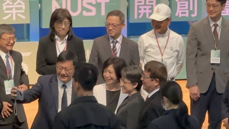 台灣國立大學系統15校跨域共榮合作典禮27日在國立中興大學圖書館舉辦，副總統蕭美琴（前排右2）、教育部次長張廖萬堅（前排左1）、民主進步黨籍立法委員何欣純（前排左2）與興大校長詹富智（前排右）合影。中央社記者趙麗妍攝