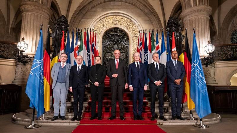 第三屆北海高峰會在德國漢堡舉行，各國領袖與代表在會場內合影。峰會聚焦離岸風電、跨國電網與氫能發展，與會成員並共同簽署「漢堡能源宣言」，強化北海再生能源合作。（德國聯邦政府提供）