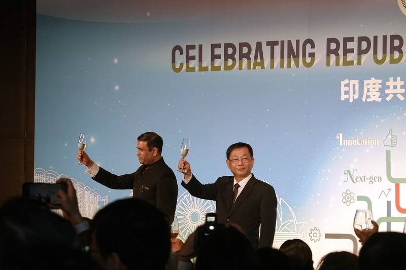 印度台北協會會長德寧瀚（Ninad Deshpande，左）26日主持「印度共和紀念日酒會」，與外交部常務次長葛葆萱（右）舉杯向來賓致意。中央社記者楊堯茹攝