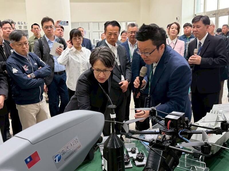 副總統蕭美琴（前排左）26日前往亞洲無人機AI創新應用研發中心，實地了解台灣無人機產業最新發展。（雷虎提供）