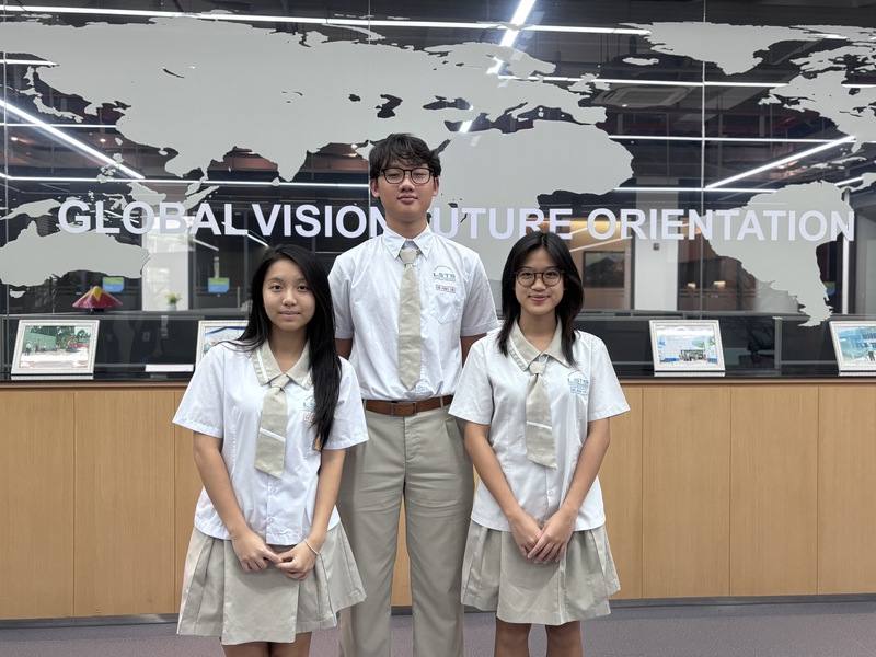 越南丁善理紀念中學的高中生范武英書（左）、梅南英（右）、武天安（中），最喜歡學校的書院－家族制，以及激勵同學自主與領導的課程與教師，讓他們勇敢自信築夢。中央社記者曾婷瑄胡志明市攝