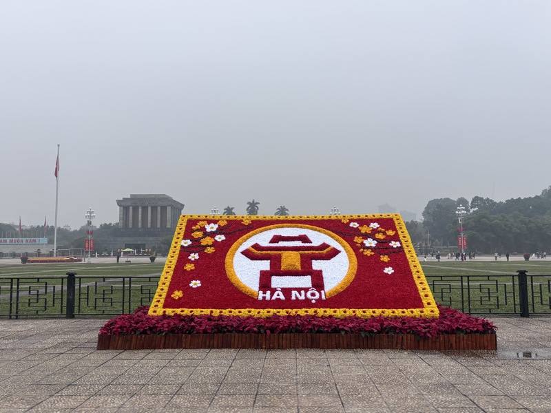 越南自去年起積極籌劃減碳藍圖，將於2028年起實施強制性碳排管制。碳交易平台架構24日拍板定案，進入試行階段。河內冬季空污嚴重，天空灰濛濛，改善空污也是減碳目標之一。圖為河內巴亭廣場。中央社記者曾婷瑄河內攝