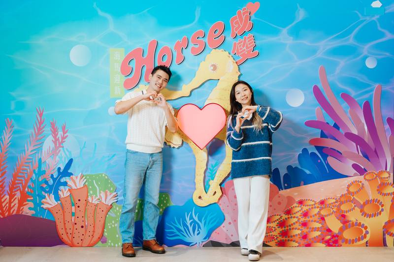 台中海洋館將推出「海馬迎新 Horse成雙」展覽，並規劃互動活動「Horse來電」，當電流接通、中央的紅心燈光亮起的瞬間，象徵2人默契滿分，更寓意著2026年「Horse事」（好事）即將發生。（台中海洋館提供）