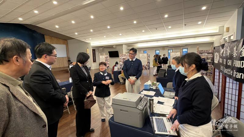 負責人廖慮直師姊為駐西雅圖辦事處處長林美呈講解發放物資過程