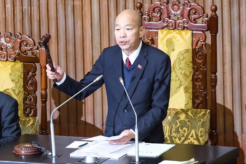 立法院會27日三讀修正通過農民退休儲金條例部分條文，調整農民與主管機關每月提繳金額的比例，將農民負擔比例由現行的5成調降為4成，以減輕農民經濟負擔，也希望提升農民參與農退儲金制度的意願。立法院會三讀後，院長韓國瑜敲槌通過。中央社記者吳家昇攝