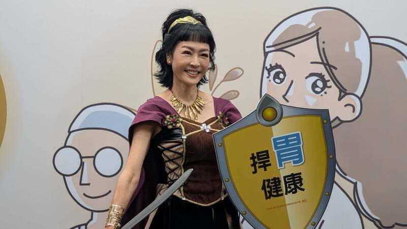 藝人唐玲27日打扮成「捍胃戰士」分享自己罹胃癌經驗，她20多年前就檢查出感染幽門螺旋桿菌，但未完成抗生素治療，也一直逃避回診檢查，拖了20年後變成胃癌，讓自己非常後悔。中央社記者曾以寧攝