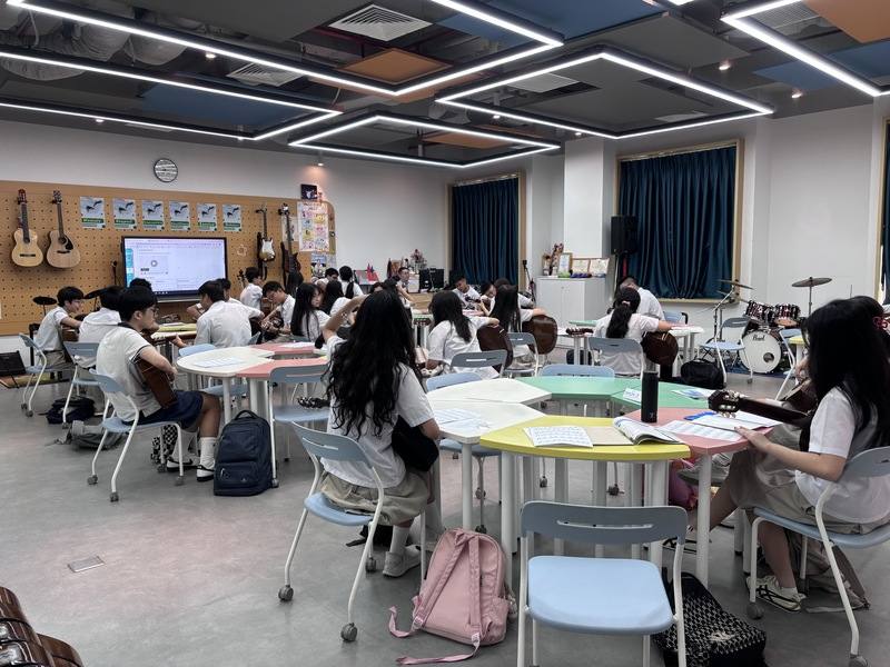 越南丁善理紀念中學堅持博雅全人教育，全能平衡發展。學生必修戲劇與音樂，每位同學都能彈奏基礎的鋼琴與吉他。學校提供不同科目與計畫，給予學生自主空間選擇人生道路。中央社記者曾婷瑄胡志明市攝