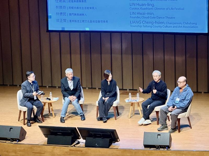 雲門舞集創辦人林懷民（右2）26日受邀衛武營「2026藝術學習推廣國際論壇暨工作坊」，分享池上秋收稻穗藝術節的成功經驗。（衛武營提供）