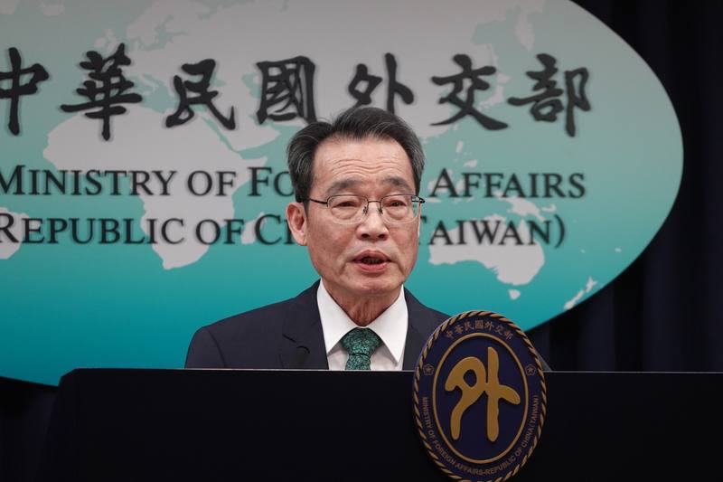 外交部27日舉行例行記者會，由領務局長鄭正勇進行業務簡報，分享旅安資訊。中央社記者楊堯茹攝