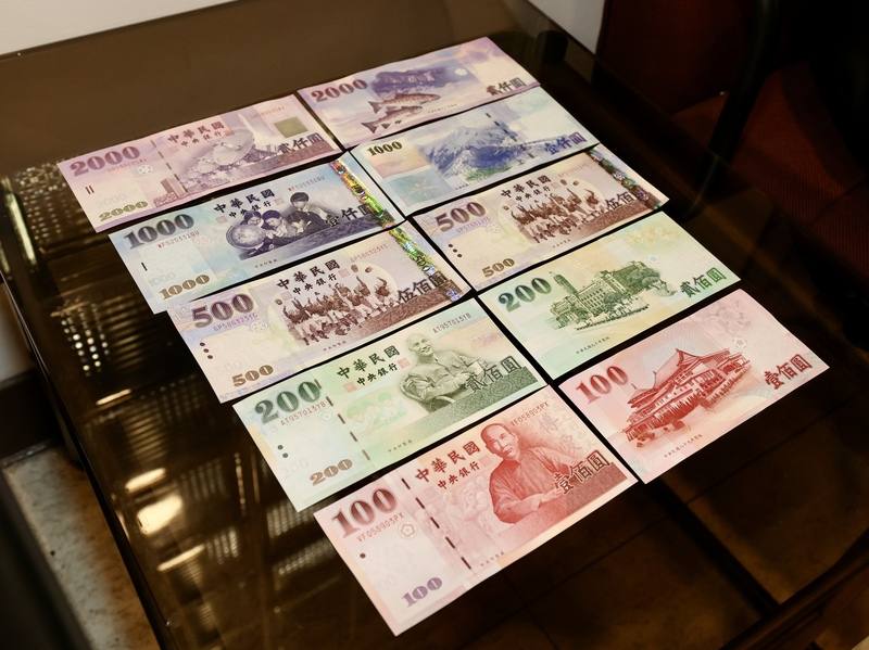新台幣鈔券改版案已於114年10月23日正式啟動，新版鈔券將以「台灣之美」作為系列主題，央行擬訂12項面額主題，27日開放民眾到央行官方網站網路票選，擴大民眾參與。圖為現版新台幣鈔券。中央社記者張皓安攝