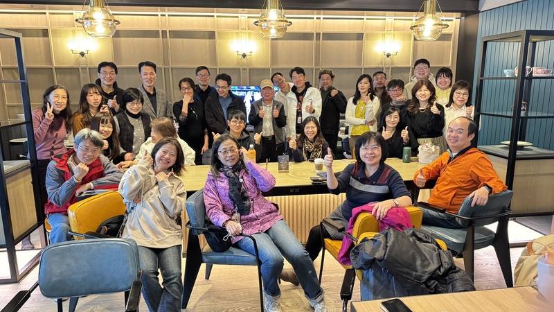 新北市教育局27日舉辦教師工作坊，利用人工智慧（AI）蒐集並分析八里區的自然、歷史與產業大數據，輔以地理資訊系統（GIS）技術記錄田野故事，讓傳統戶外走讀升級為智慧化沉浸式教學。（新北市府教育局提供）