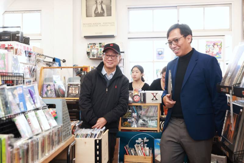 文化部長李遠（左）參觀百大文化基地「富興工廠1962文創聚落」二樓的「黑膠99俱樂部」，富興工廠總監許清皓（右）導覽介紹