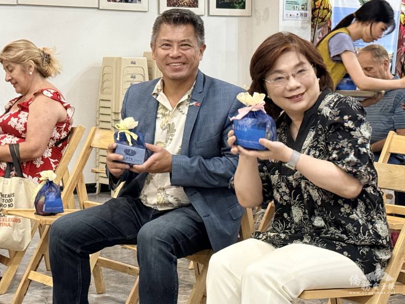 來賓開心展示歲末祝福結緣品