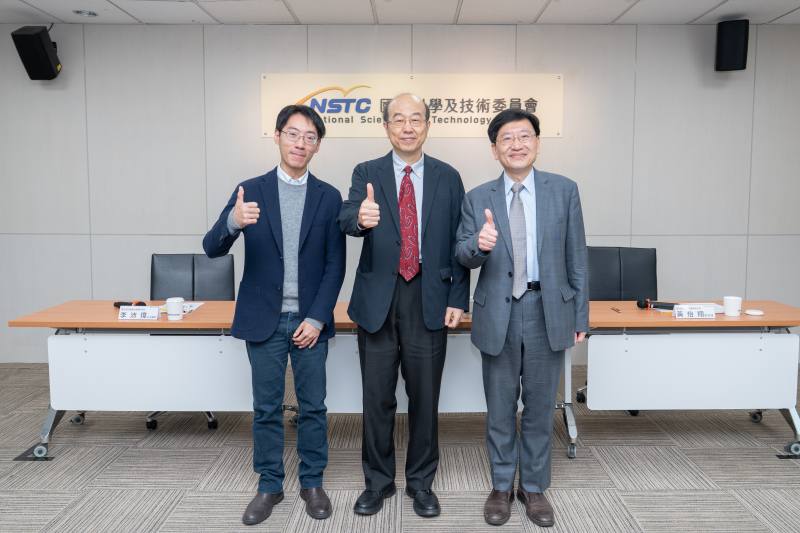 在國科會長期補助支持下，臺北榮民總醫院醫學研究部黃怡翔部主任研究團隊，首次發現不論肝癌病因為何，腸道菌群產生的共同糞便代謝物「乙酸」，可預測免疫合併治療成效。

左起為臺北榮民總醫院胃腸肝膽科李沛璋主治醫師、生科處楊台鴻處長、臺北榮民總醫院醫學研究部黃怡翔部主任(國家科學及技術委員會提供)