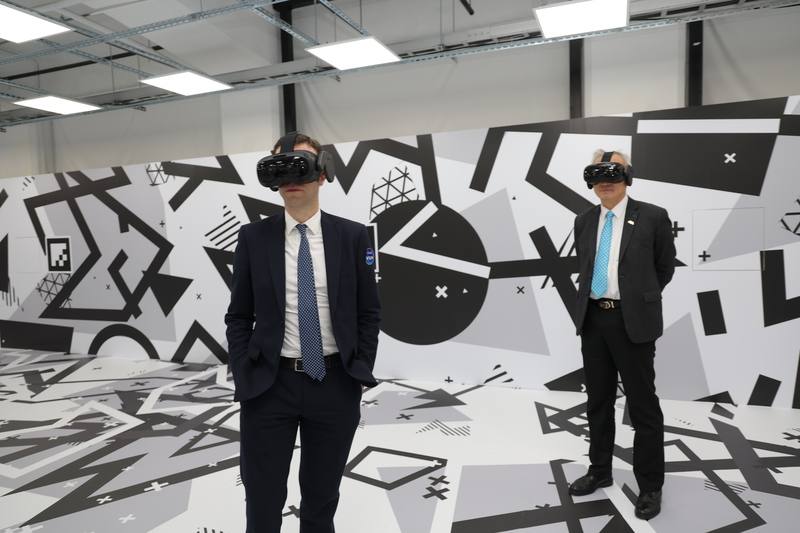 XR展演空間「XR沉浸玩家」即將啟用，場館首檔節目推出「消失的法老」古夫金字塔VR沉浸體驗，27日記者會中，外交部次長吳志中（右）、法國在台協會主任龍燁（Franck Paris）（左）戴上VR裝置，同行遊歷金字塔深處。中央社記者翁睿坤攝