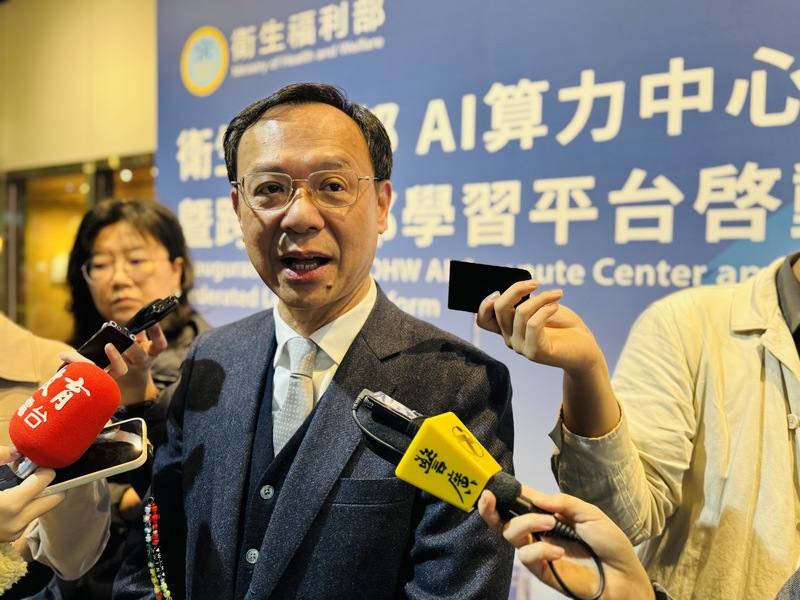 衛福部啟動醫院評鑑制度改革，衛福部長石崇良（中）28日指出，除由現行4年一輪延長為6年，同時轉型為「日常化品質監測」，加上「即時」與「不定期」追蹤輔導2措施，以更多元式搭配評鑑效期延長。中央社記者沈佩瑤攝