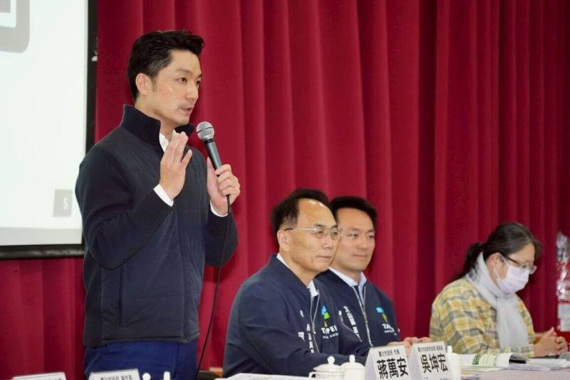台北市長蔣萬安（左）28日與文山區里長座談，會前受訪時指出，今年年貨大街也實施全面禁菸，且範圍擴大至周邊巷弄，並與當地里長達共識，將吸菸區設置在大稻埕碼頭入口處，盼能有效分流吸菸者與非吸菸者。（台北市政府提供）