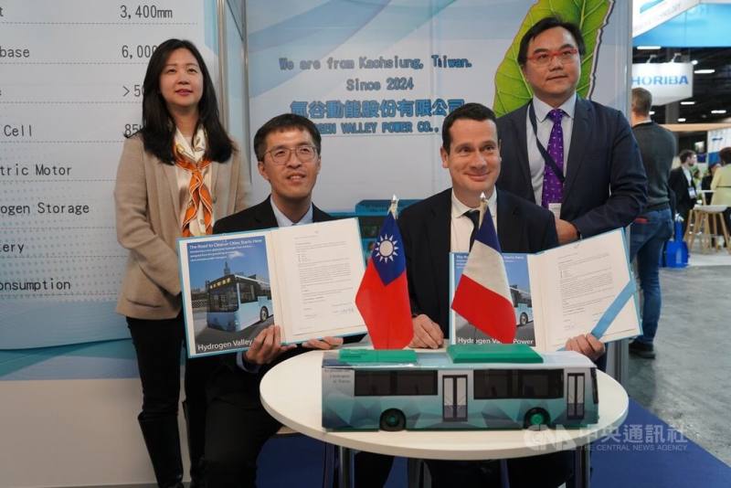 氫谷動能執行副總經理謝耀霆（前左）與法國OPmobility歐洲區總經理彭雄（Xavier Ponchon，前右）簽約合作。駐法代表處經濟組組長吳嘯吟（後右）、巴黎台灣貿易中心主任林君憶（後左）見證