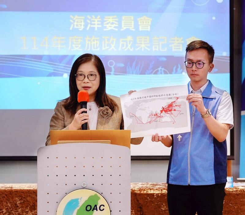海洋委員會27日在高雄軟體科技園區舉行114年度施政成果記者會，主委管碧玲（左）出席，會中說明海洋基礎調查船隊對台灣的重要性。（海洋委員會提供）