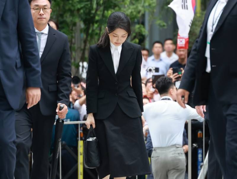 韓國前第一夫人金建希（中）因收受賄絡遭判刑1年8個月。圖為金建希2025年8月赴檢察官辦公室問訊。（韓聯社）