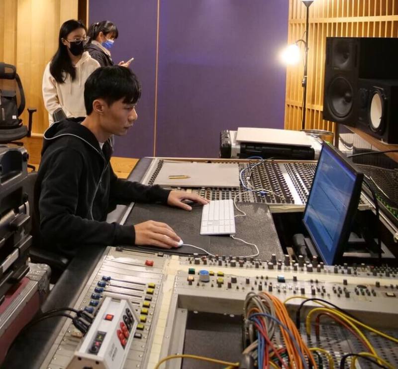 中原大學就業學程從102學年度開始推動，累計逾2萬人次學生參與；截至114學年度第1學期，已與72家企業合作開設41個就業學程。圖為Live ABC英語文教學就業學程，邀請專業錄音師為學生示範錄音。（中原大學職涯發展處提供）