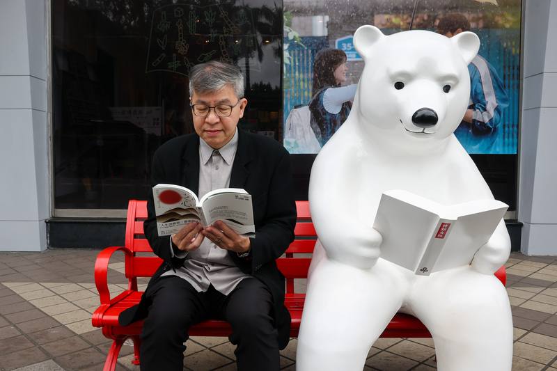 「時報出版」董事長趙政岷認為，出版早就不是「一本書可以賣一年」的時代，整體市場持續萎縮，出版人必須更清醒地理解市場結構，也要更誠實面對風險，「不是每一本書都會成功，但至少要知道為什麼出它。」