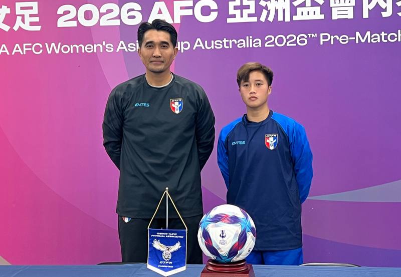 台灣女足將於3月前往澳洲征戰亞洲足球聯盟（AFC）亞洲盃會內賽，隊長陳英惠（右）27日於賽前記者會受訪表示，期望力拚前進4強、將世界盃門票帶回台灣。左為泰國籍總教練查克摩爾（Prasobchoke Chokemor）。中央社記者陳容琛攝